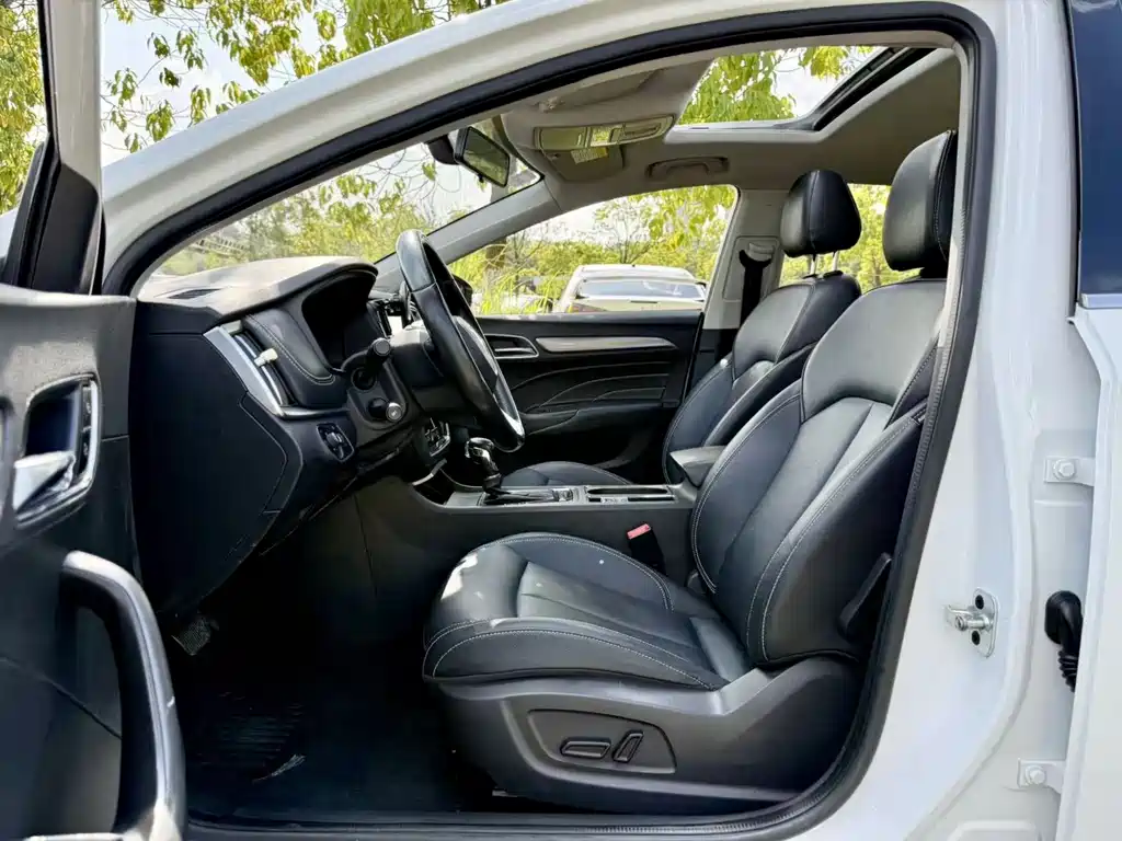 Roewe i6 Classic 20 T Auto Internet Smart Enjoyment