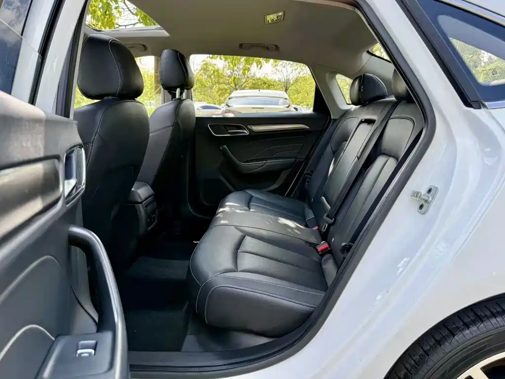 Roewe i6 Classic 20 T Auto Internet Smart Enjoyment