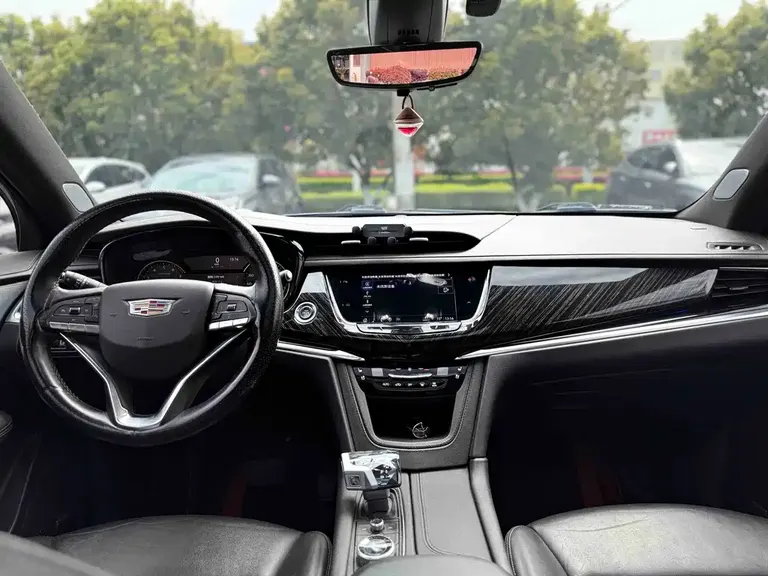Cadillac XT6 凯迪拉克XT6 2022款 2.0 T 六座四驱铂金型