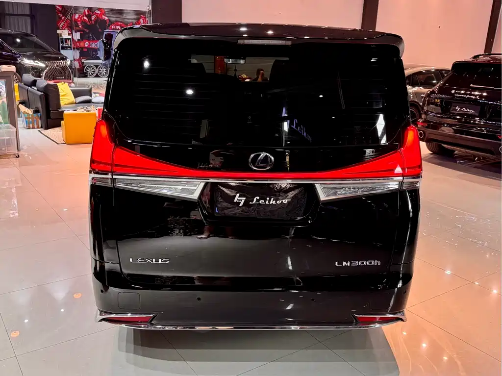 Lexus LM 300 h 4-seat Royal World