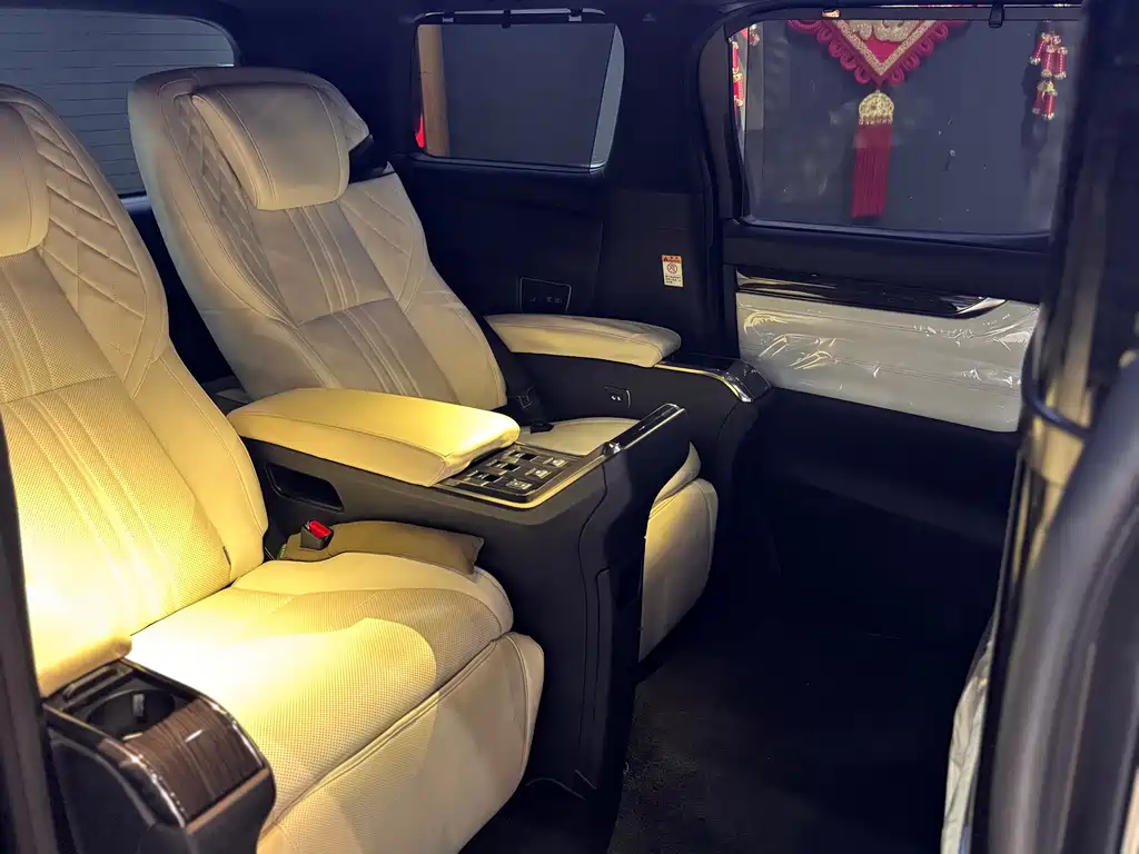 Lexus LM 300 h 4-seat Royal World