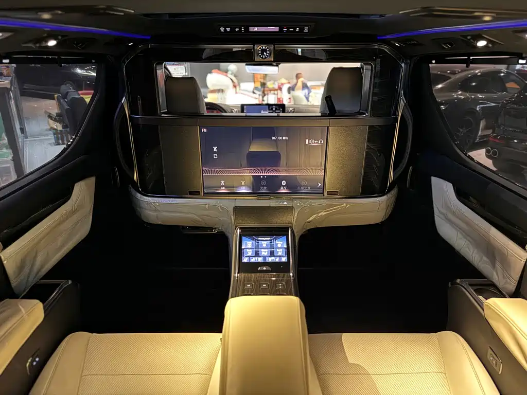 Lexus LM 300 h 4-seat Royal World