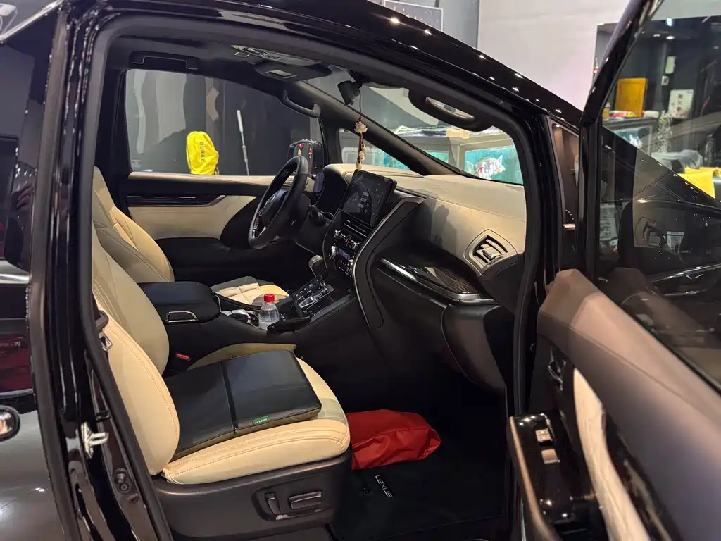 Lexus LM 300 h 4-seat Royal World