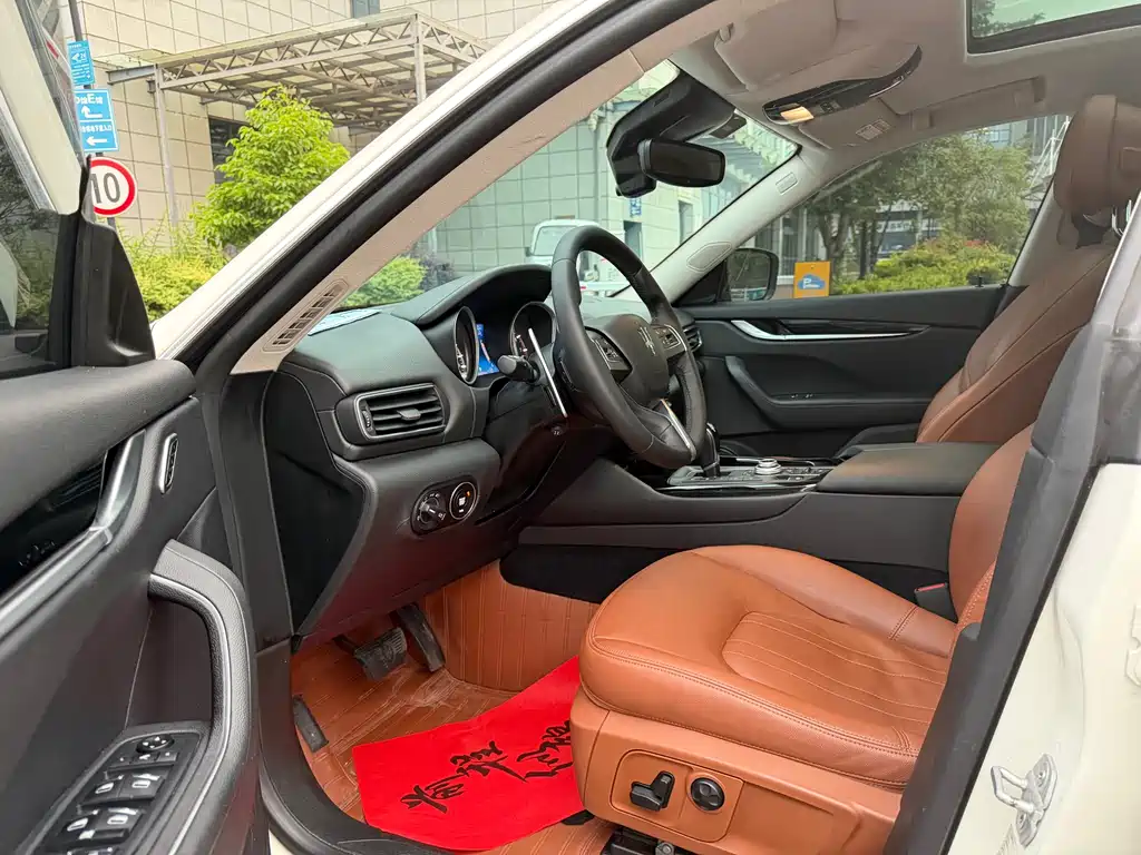 Levante 3.0 T Standard CN-V