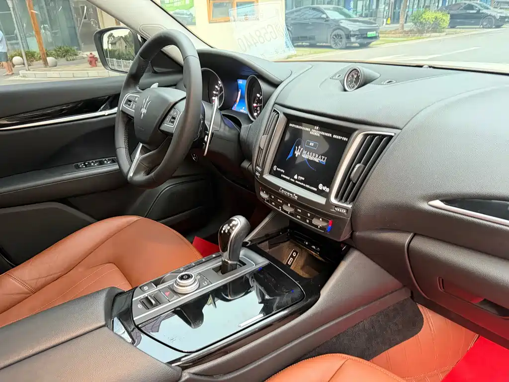 Levante 3.0 T Standard CN-V