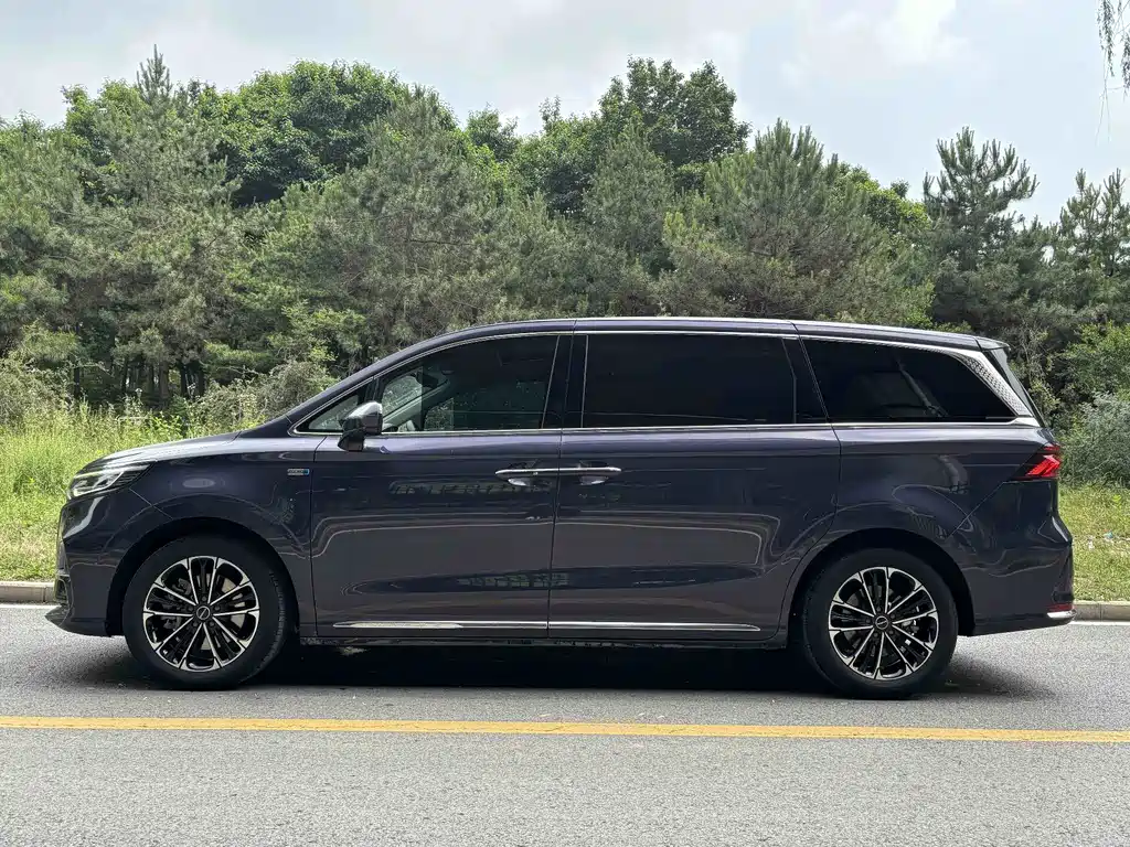 Roewe iMAX8 400 TGI Flagship