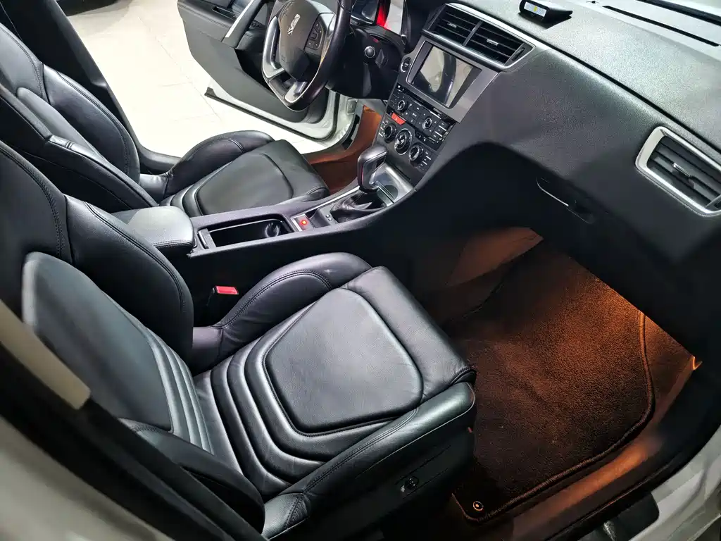 DS 5 LS 1.6 T Luxury THP160