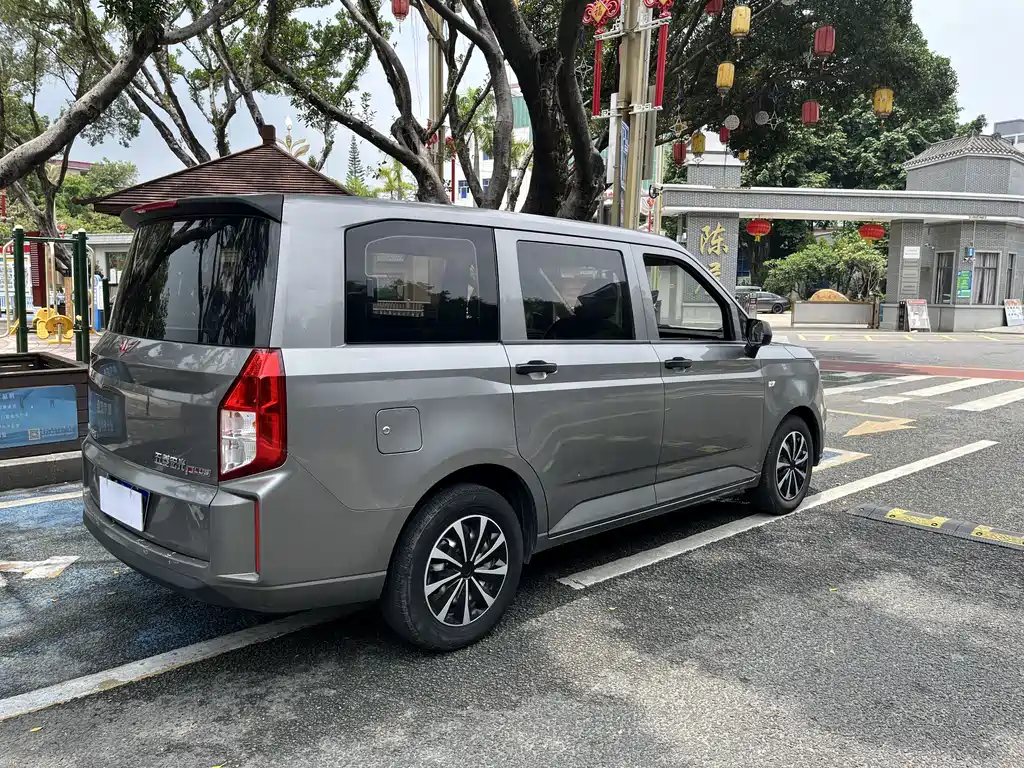 Wuling Hongguang PLUS 1.5 T Manual Luxury 7-seat