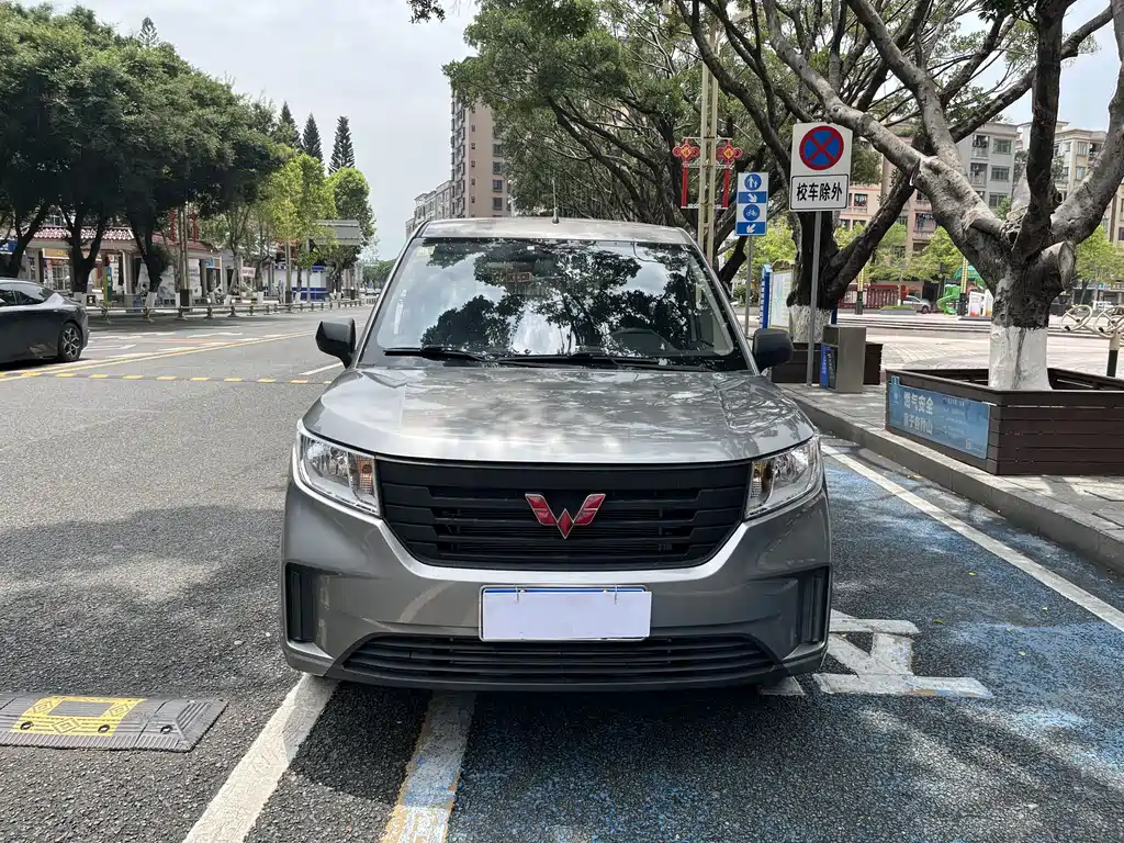 Wuling Hongguang PLUS 1.5 T Manual Luxury 7-seat