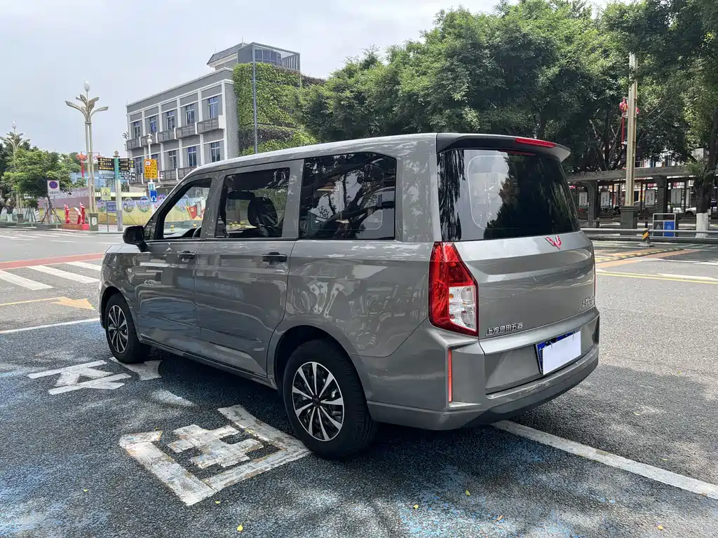 Wuling Hongguang PLUS 1.5 T Manual Luxury 7-seat