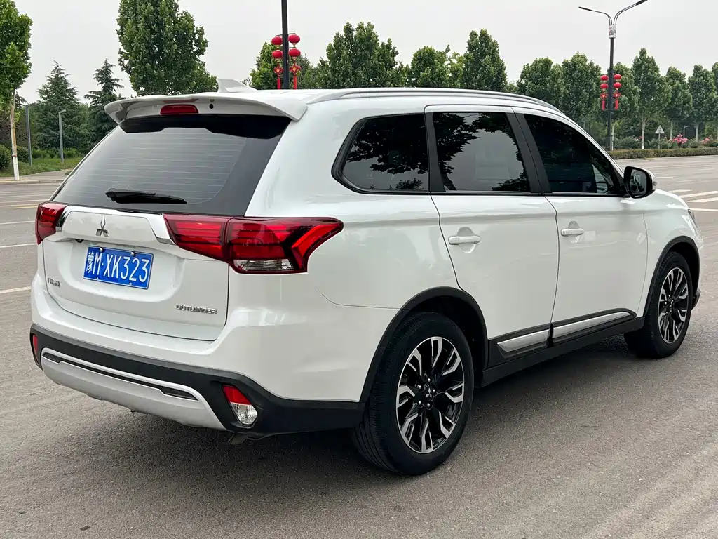 Outlander 2.0 L 2 WD Smooth Enjoyment 7-seat CN-VI