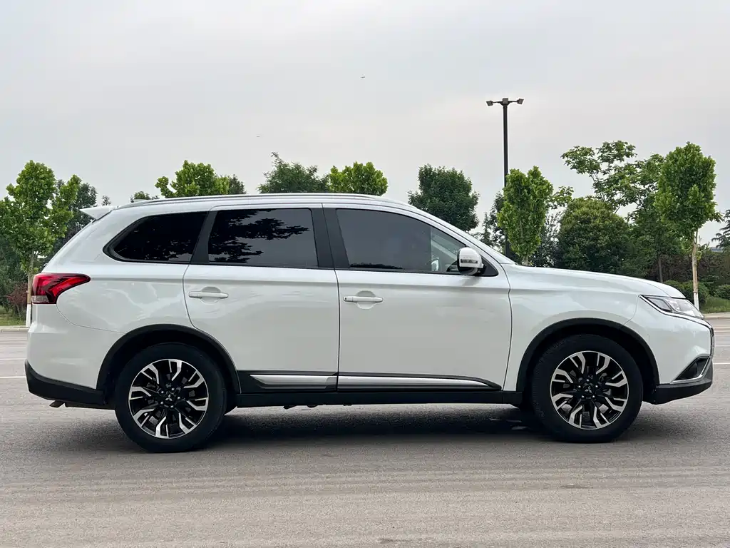 Outlander 2.0 L 2 WD Smooth Enjoyment 7-seat CN-VI