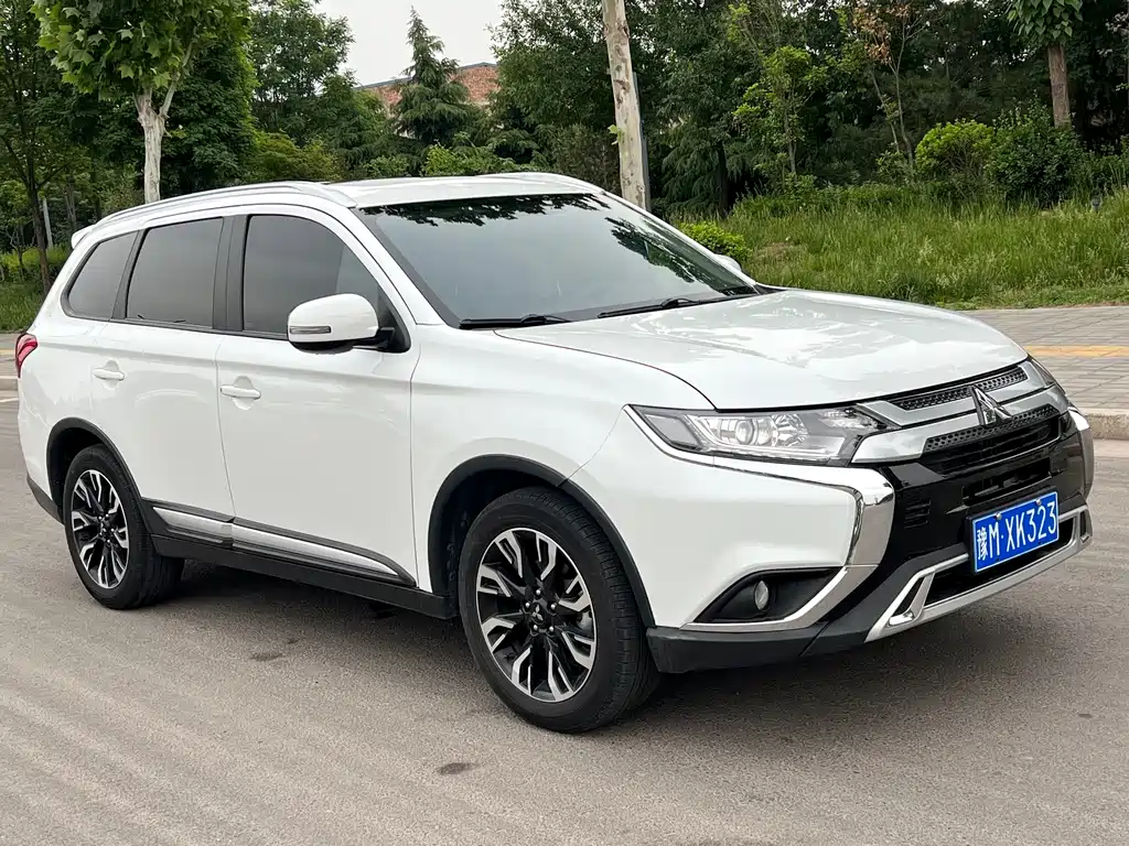Outlander 2.0 L 2 WD Smooth Enjoyment 7-seat CN-VI