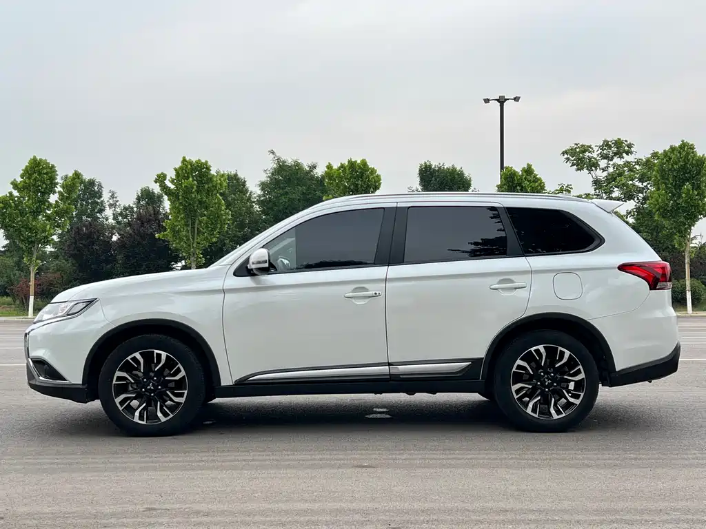 Outlander 2.0 L 2 WD Smooth Enjoyment 7-seat CN-VI