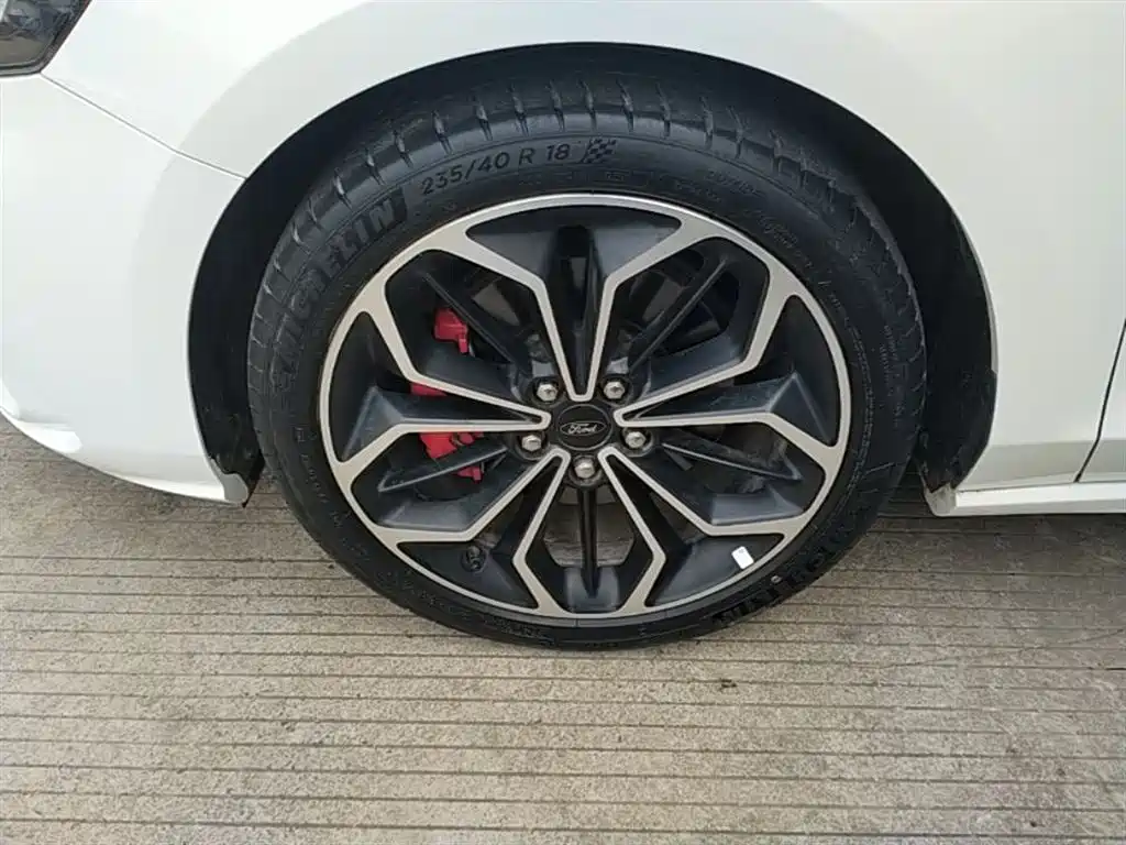 Focus Sedan EcoBoost 180 Auto ST Line
