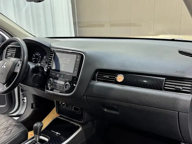 Mitsubishi Outlander 2.0 L 2 WD Smooth Enjoyment 5-seat