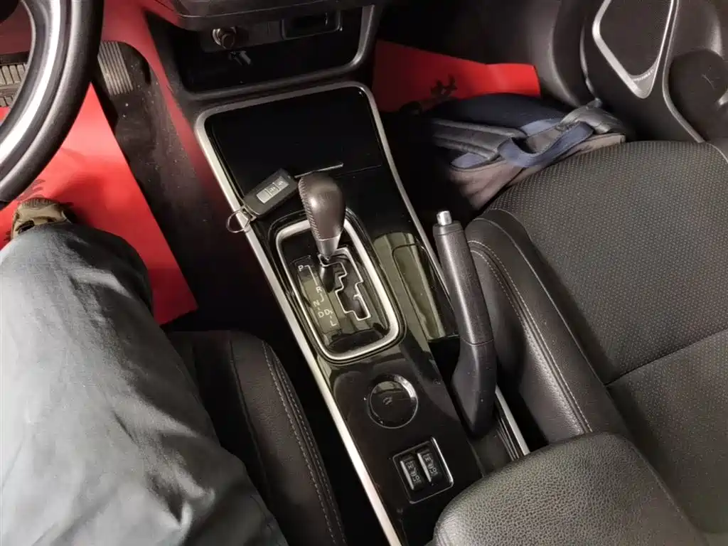 Outlander 2.0 L 2 WD Glory 5-seat