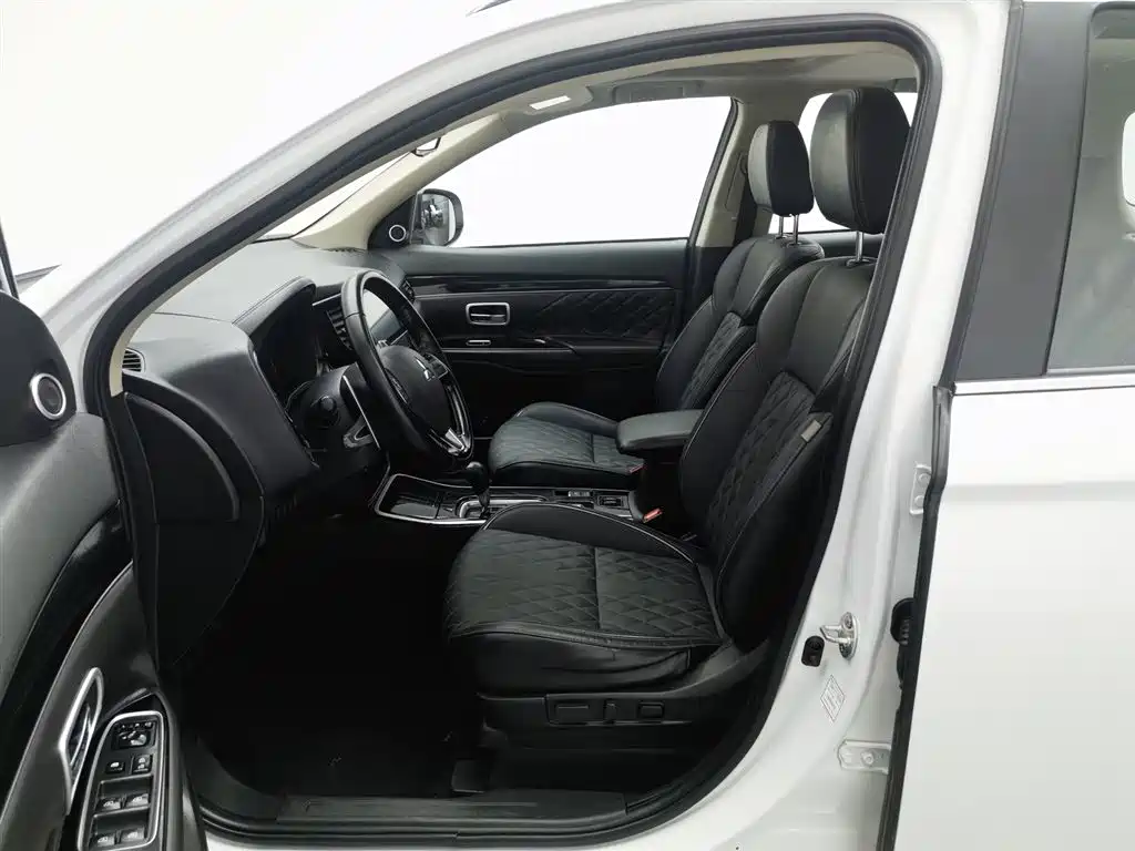 Outlander 2.4 L 4 WD 5-seat