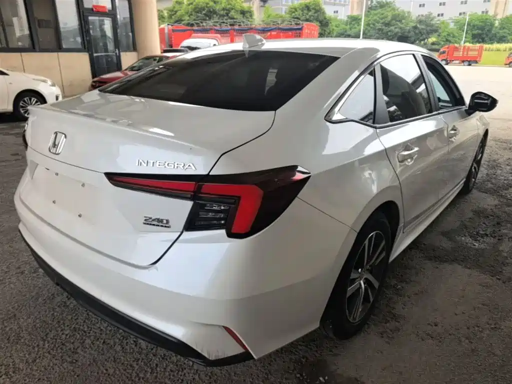 Integra 240 TURBO CVT Leading