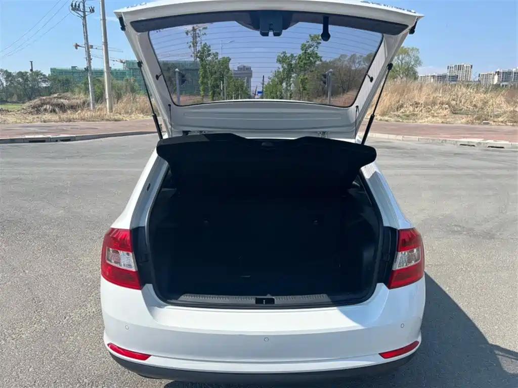 Rapid Spaceback Facelift 1.6 L Auto Creation