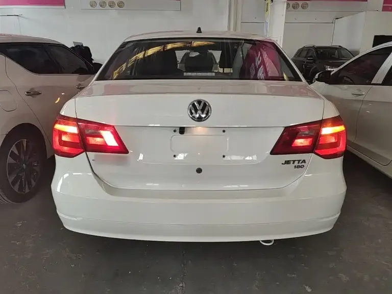 Volkswagen Jetta 1.6 L Manual Fashion