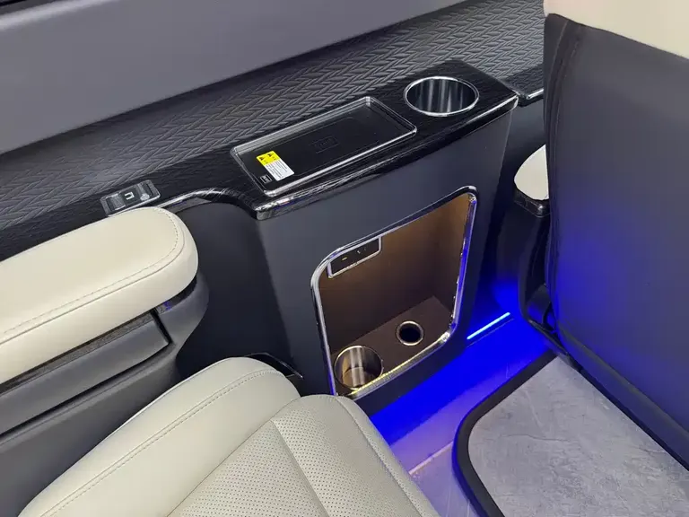 Hongqi Jinkuihua Guoyue 3.0 T Flagship 17-seat