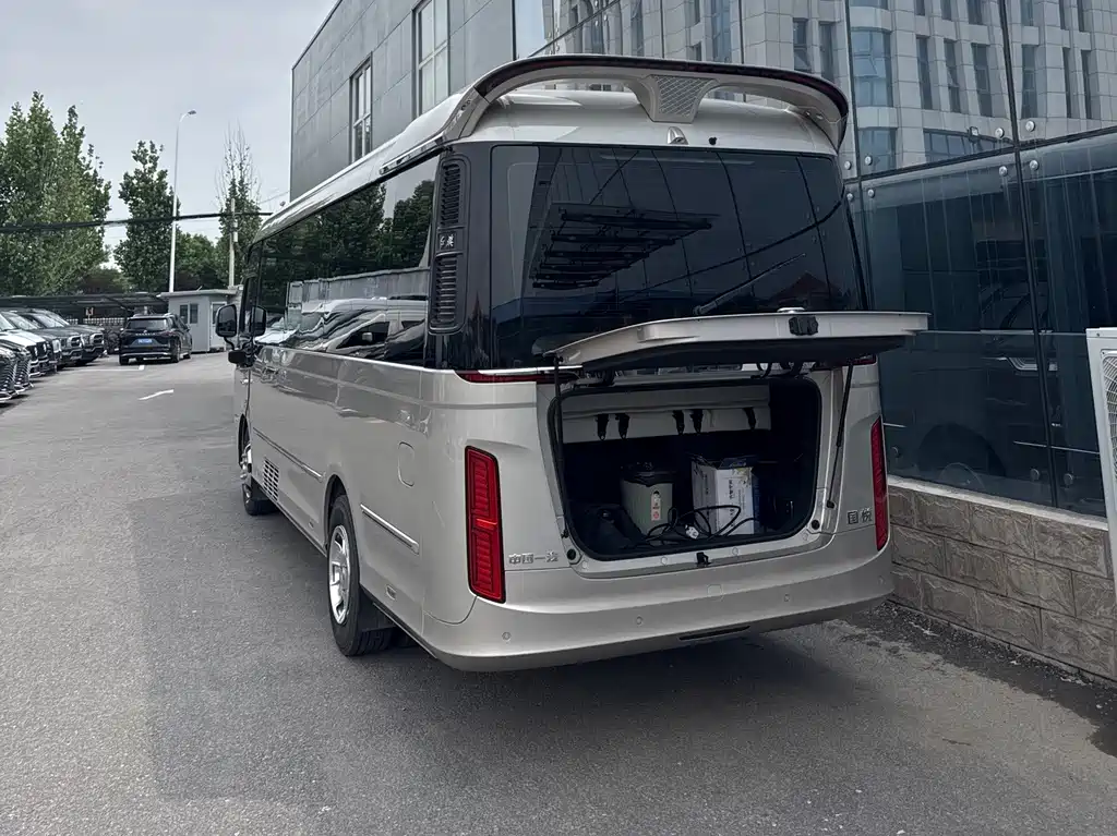 Hongqi Jinkuihua Guoyue 3.0 T Flagship 17-seat