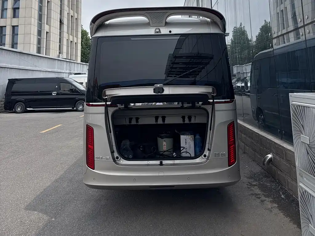 Hongqi Jinkuihua Guoyue 3.0 T Flagship 17-seat