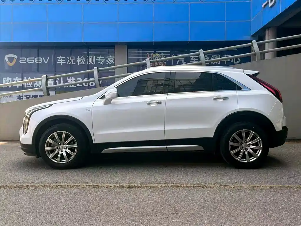 Cadillac XT4 Facelift 28 T 2 WD Leading