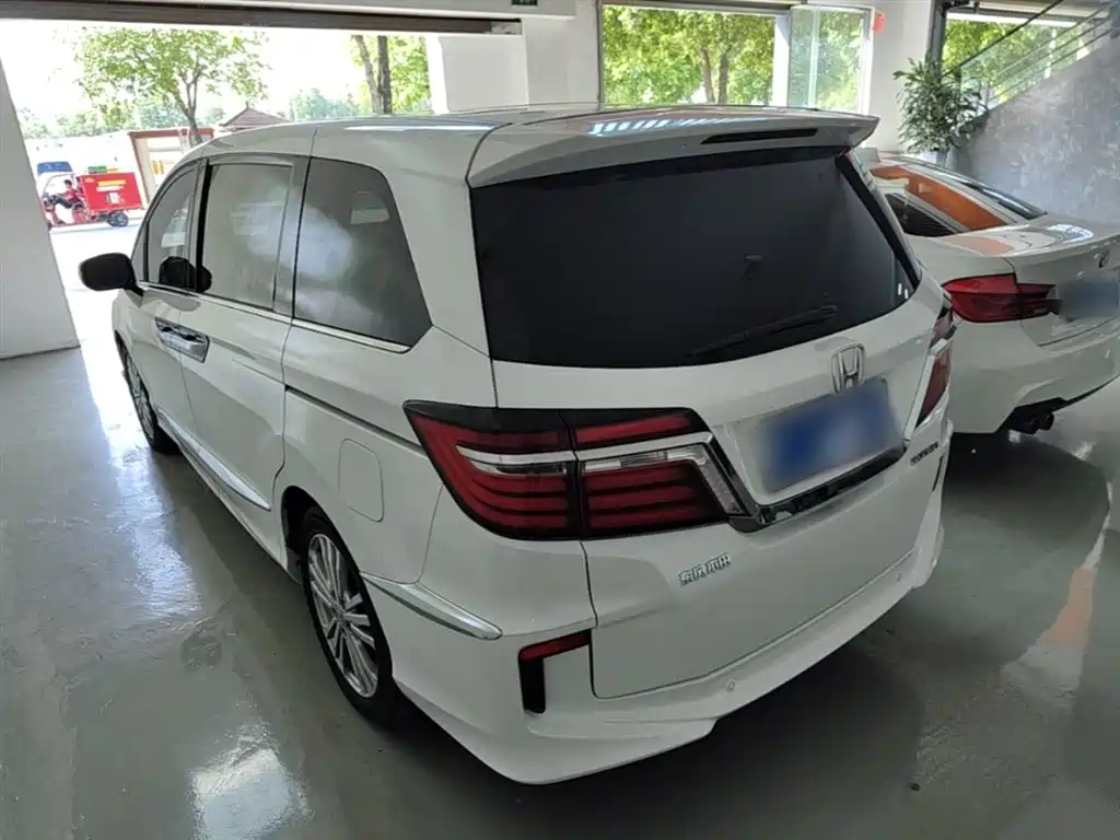 Elysion 2.4 L Luxury
