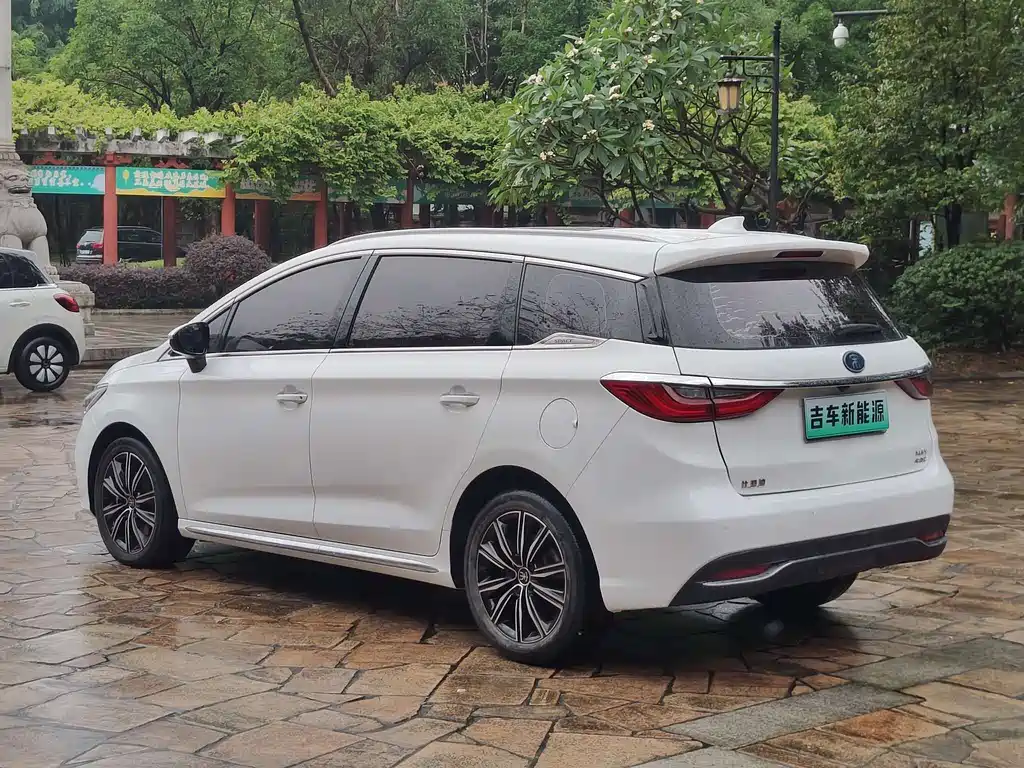 Song MAX NEV DM 1.5 T Connected Premium Enjoyment 7-seat CN-VI