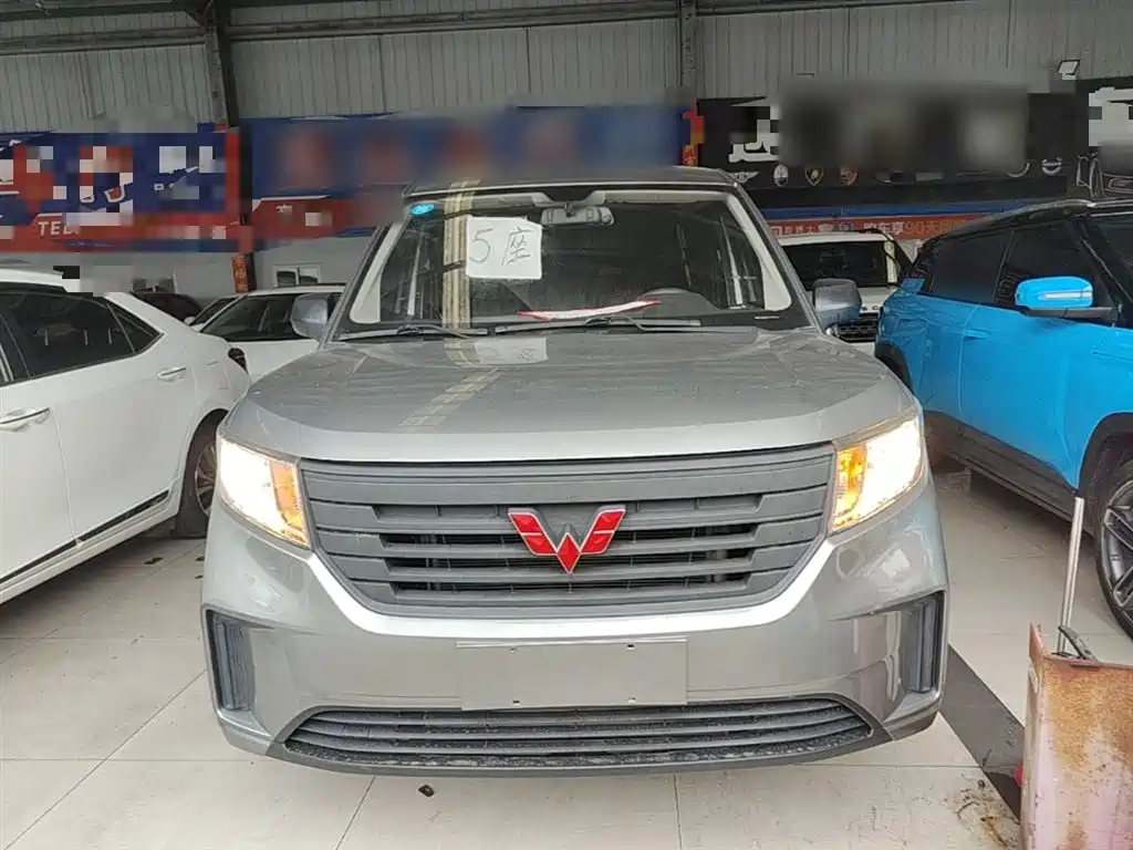 Wuling Hongguang PLUS 1.5 T Manual Standard 5-seat