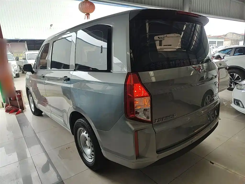 Wuling Hongguang PLUS 1.5 T Manual Standard 5-seat
