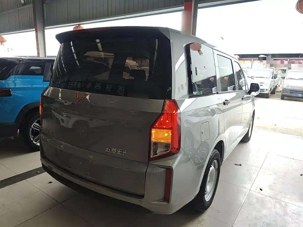 Wuling Hongguang PLUS 1.5 T Manual Standard 5-seat