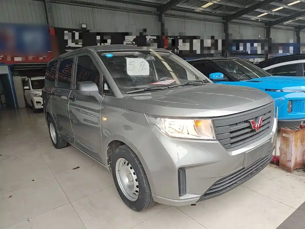 Wuling Hongguang PLUS 1.5 T Manual Standard 5-seat