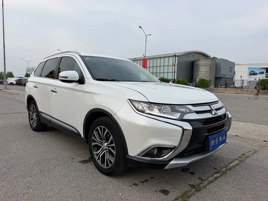 Outlander 2.4 L 4 WD Elite 5-seat