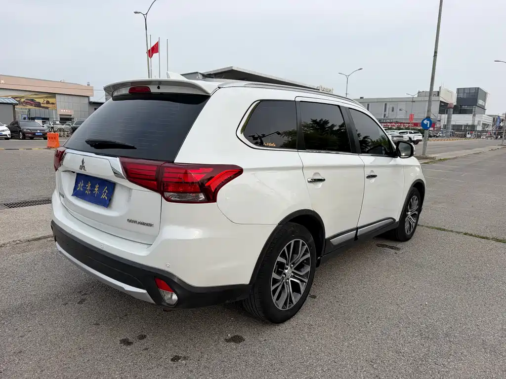 Outlander 2.4 L 4 WD Elite 5-seat