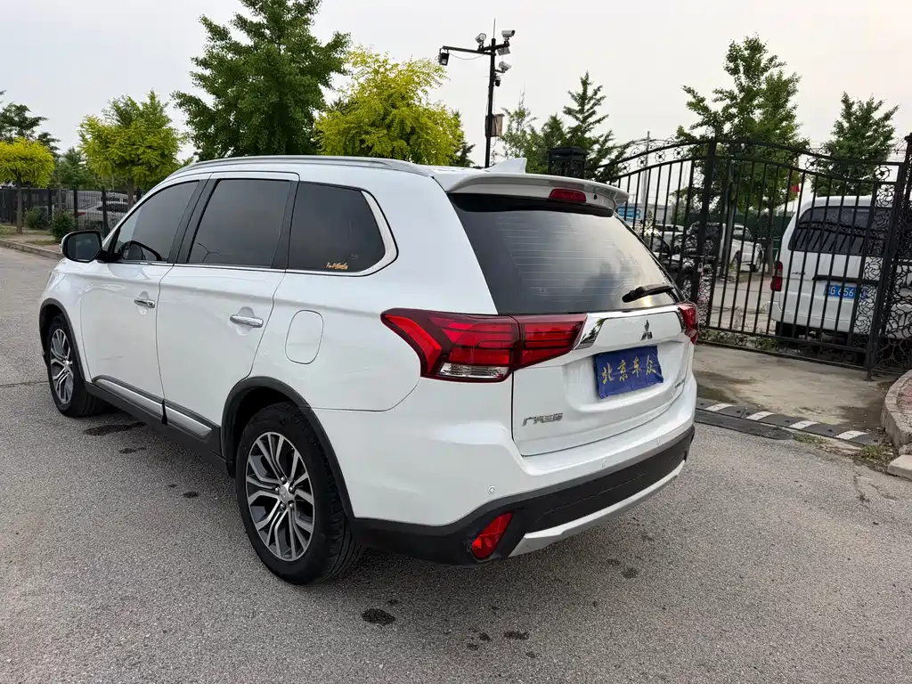Outlander 2.4 L 4 WD Elite 5-seat