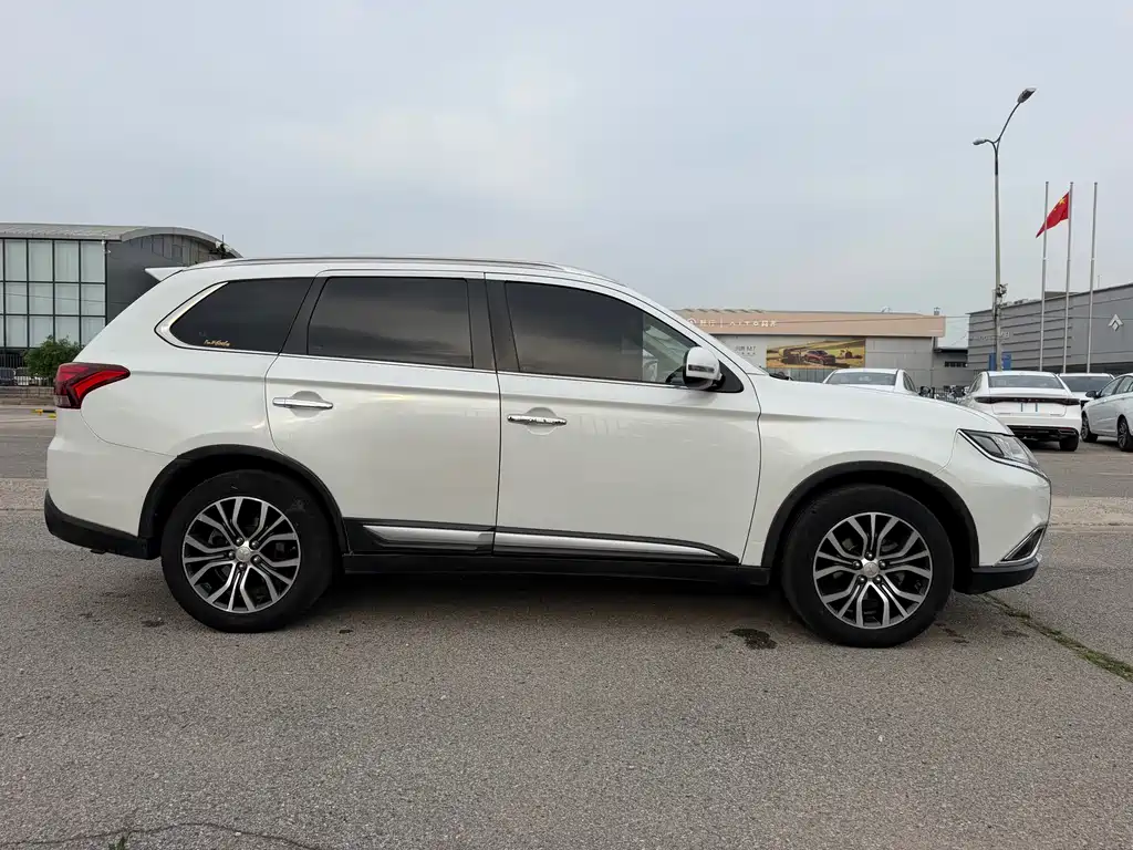 Outlander 2.4 L 4 WD Elite 5-seat