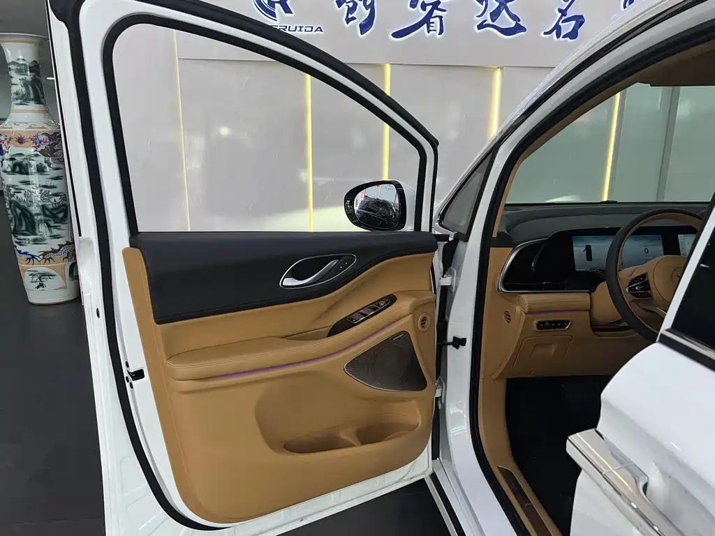 Voyah Dreamer PHEV Ultra Long Range Flagship