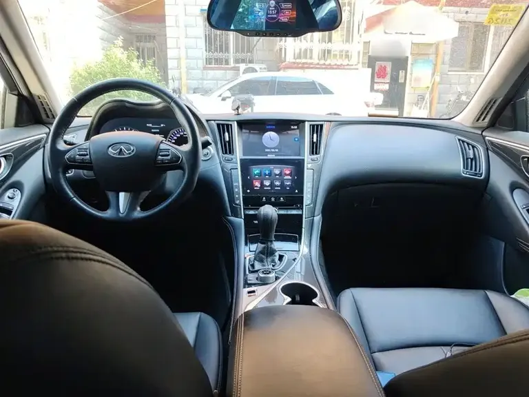 Infiniti Q50 L 2.0 T Comfort