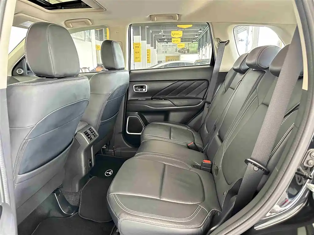 Outlander 2.0 L 2 WD Smooth Enjoyment 5-seat