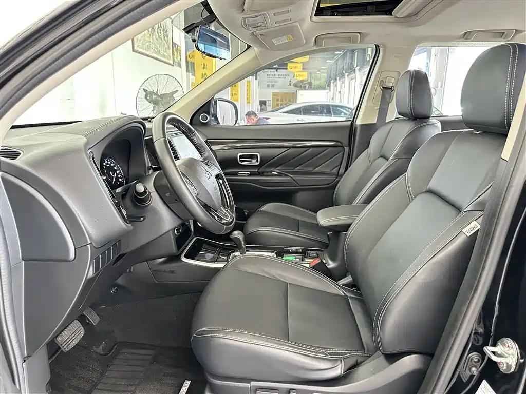 Outlander 2.0 L 2 WD Smooth Enjoyment 5-seat