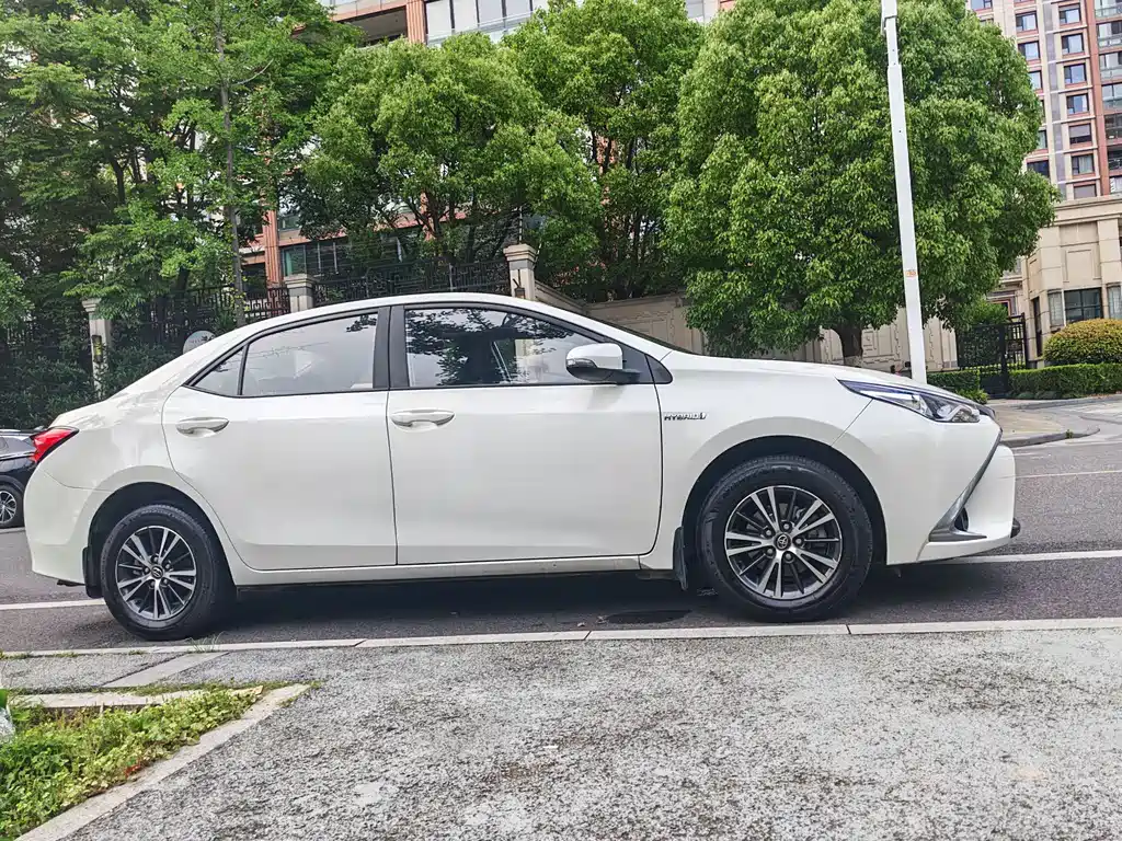 Levin Dual Engine 1.8 H GS E-CVT Elite Sunroof