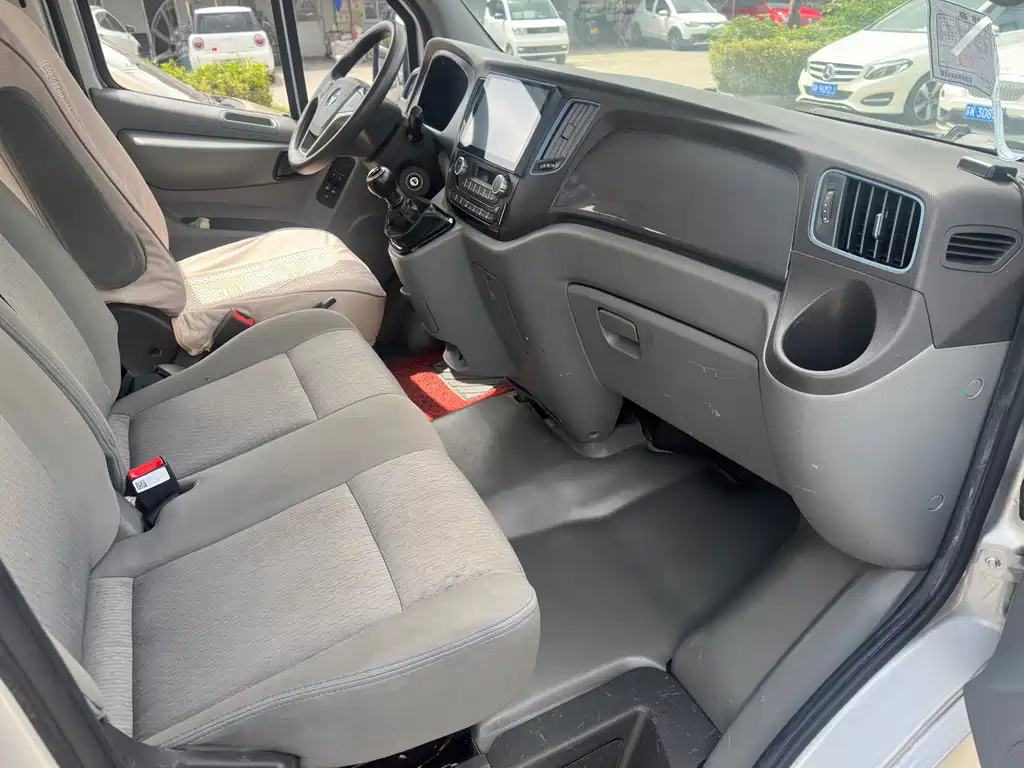 Toano 2.5 T Manual Highway SWB Mid Roof 5 6-seat4 J25 TC3