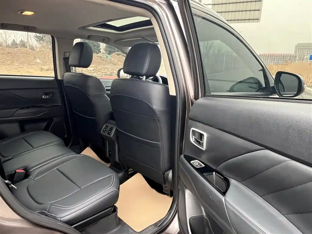 Outlander 2.0 L 2 WD Smooth Enjoyment 5-seat