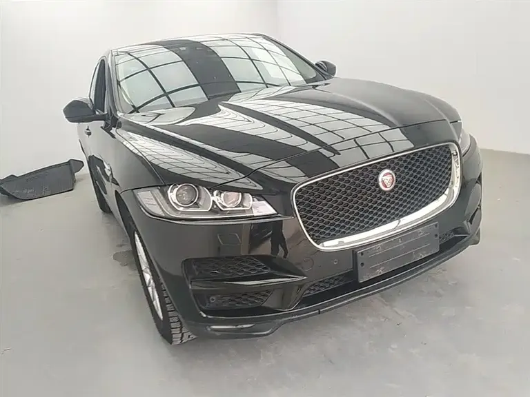 Jaguar F-PACE 2.0 T 4 WD Urban Premium