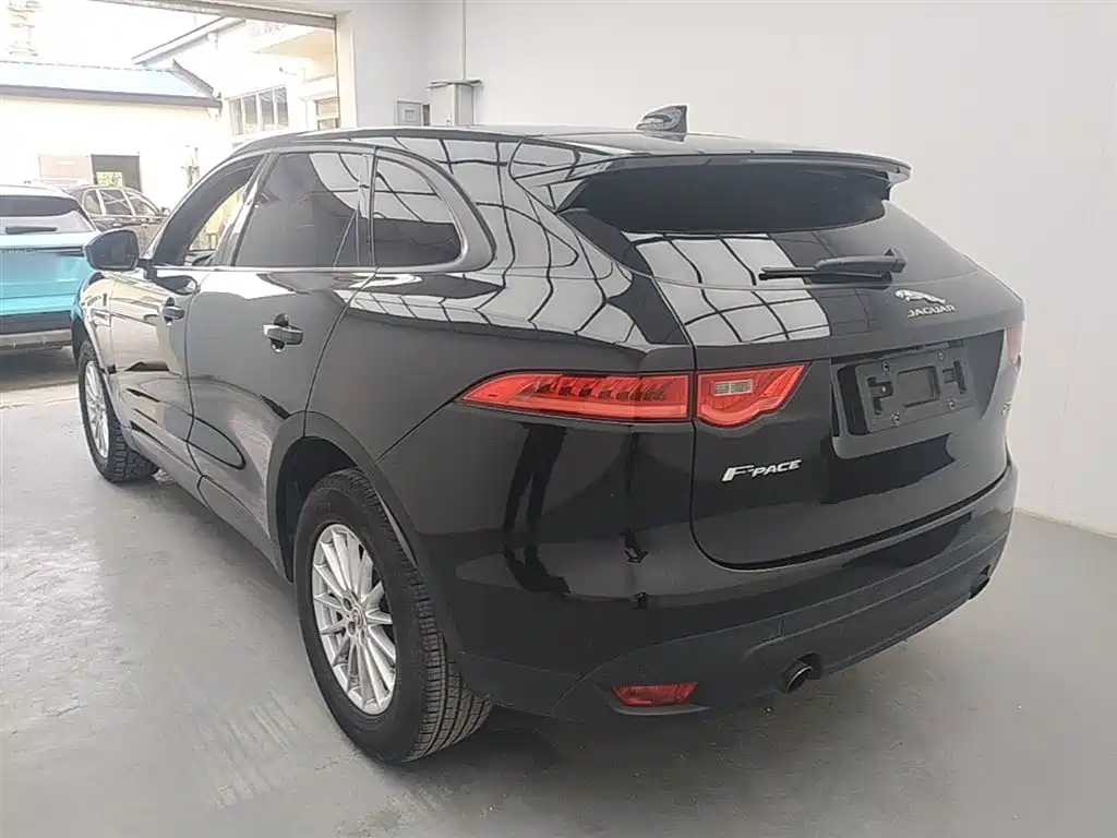 Jaguar F-PACE 2.0 T 4 WD Urban Premium