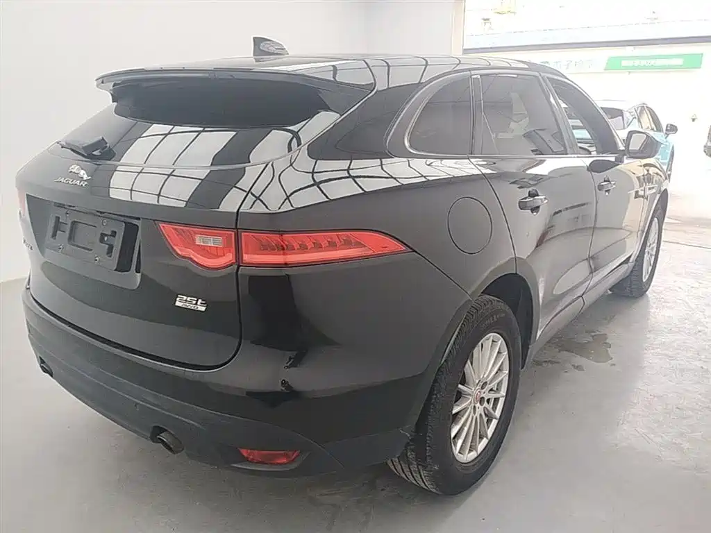 Jaguar F-PACE 2.0 T 4 WD Urban Premium