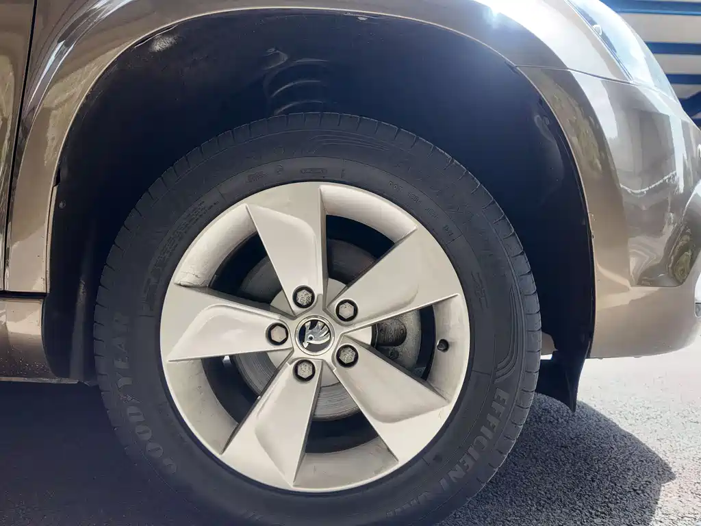 Yeti TSI280 DSG Forward